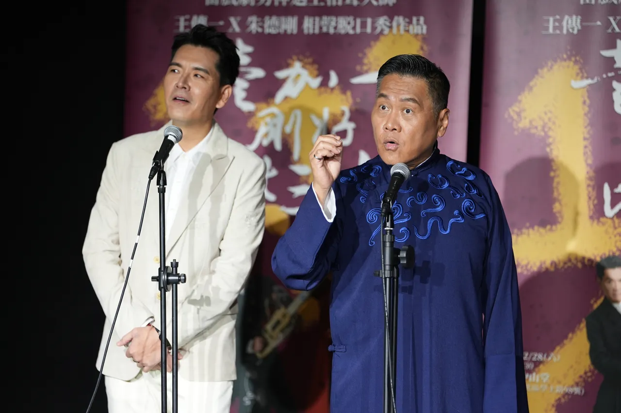 朱德刚和王传一表演相声。彭欣伟摄