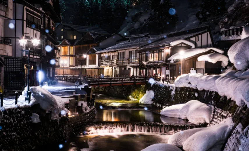 日本山形银山温泉夜晚雪景。乐天旅游提供