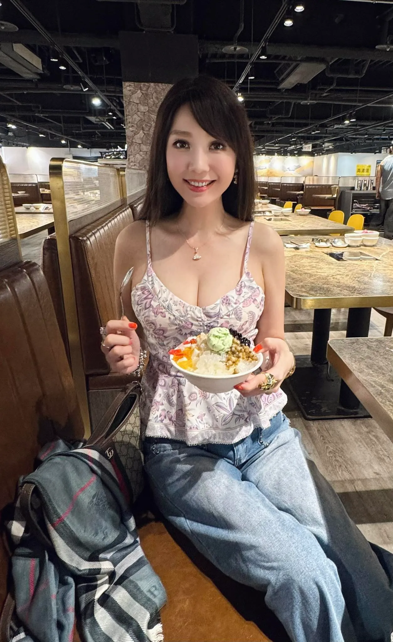 黄明志女友外形神似「越南林志玲」海伦清桃。翻摄海伦清桃脸书