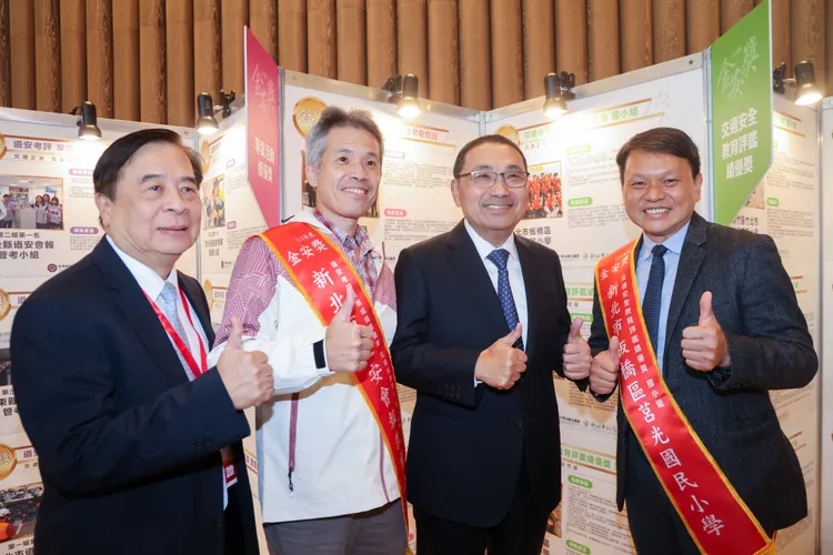 新北市政府道安团队此次荣获「交通安全教育」及「公路监理」分组冠军，侯友宜感谢第一线守护市民的交安英雄，左一为新北交通局长钟鸣时。市府提供
