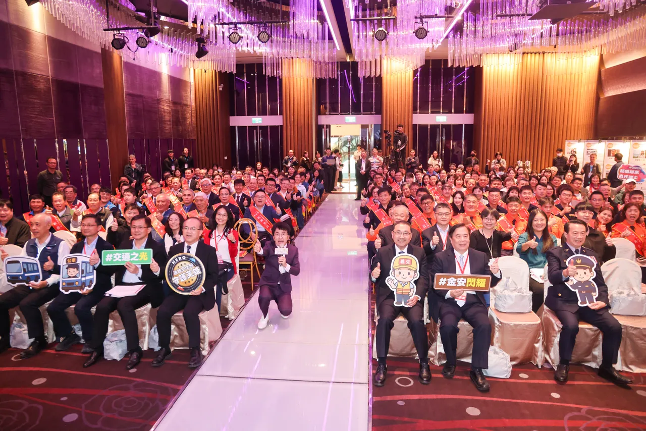 新北市府持续推动智慧交通建设，明（115）年将启用新北智慧运输中心，整合智慧交通、智慧停车及智慧公运系统，以科技完善交通安全网。市府提供