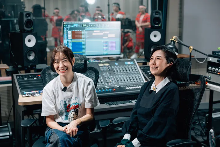 北流董事長黃韻玲（右）、台北101董事長賈永婕（左）4日在錄音室受訪。北流提供