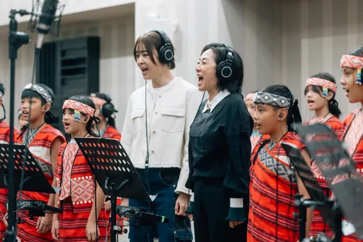 101董事长贾永婕真实嗓音破坏和谐　黄韵玲苦劝：要唱真的慎重考虑