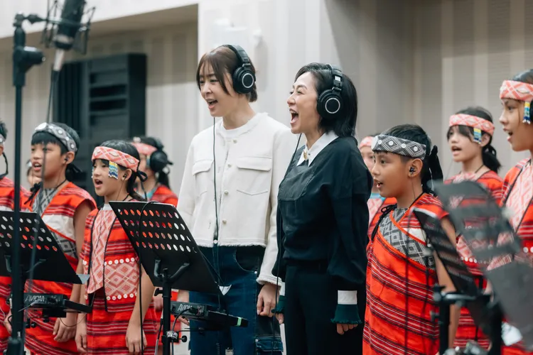 北流董事长黄韵玲（右）、台北101董事长贾永婕（左）共同献声录制跨年烟火音乐。北流提供