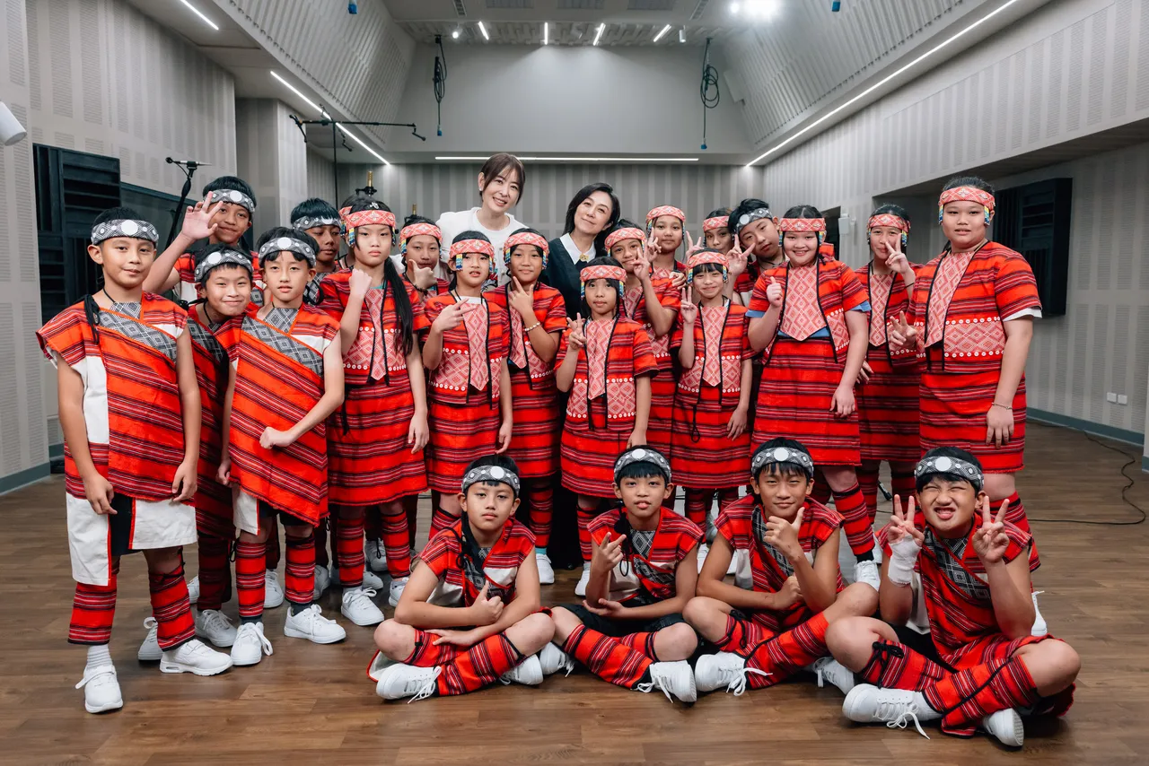 北流董事长黄韵玲（右）、台北101董事长贾永婕（左）与嘉兴国小「拿互依＆马胎儿童合唱团」共同献声录制跨年烟火音乐。北流提供