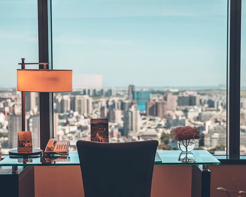 台南远东香格里拉2025线上旅展五款住房优惠券，除了平日优惠外，今年首度推出周六日也适用的住宿券，买到即赚到！每间客房大坪数，更将台南美景尽收眼底。业者提供