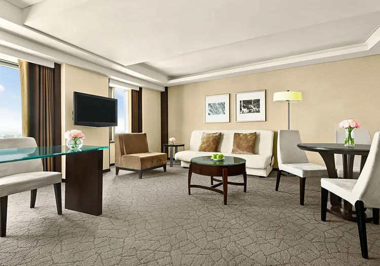 奢華旅遊族群則鎖定台南遠東香格里拉《雅仕套房平日住宿乙晚含豪華閣貴賓廊權益》，以6000元優惠價體驗27坪一房一廳空間及貴賓禮遇。業者提供