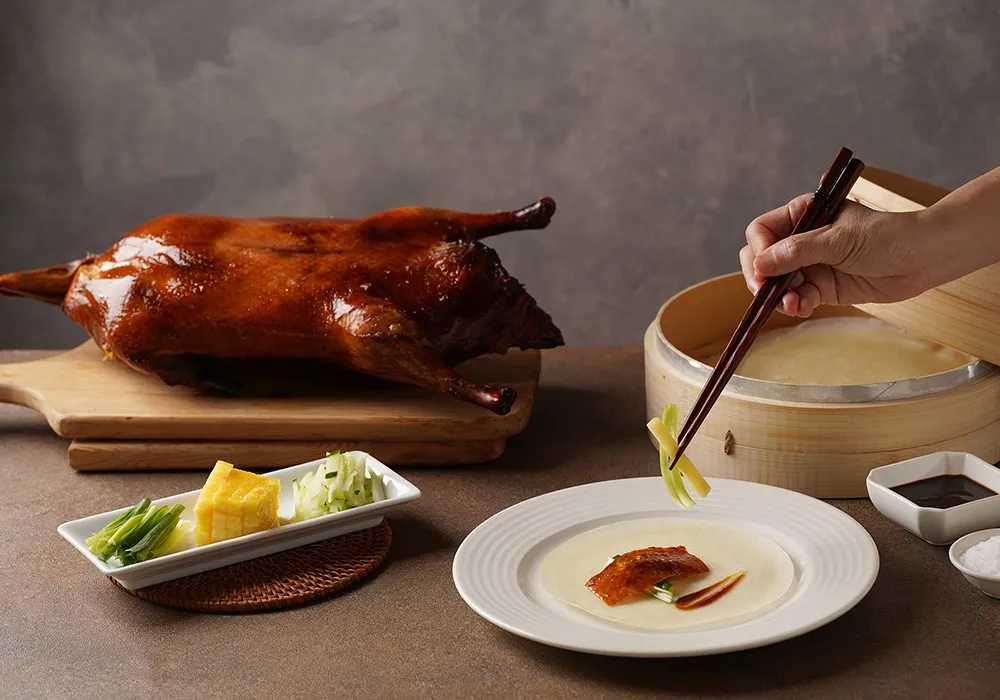 醉月楼《一鸭三吃飨乐券》历年热卖餐券之一再次推出；今年更有《六人份烤鸭合餐．海陆双飨券》，以超值价格享受丰盛海陆美馔。业者提供