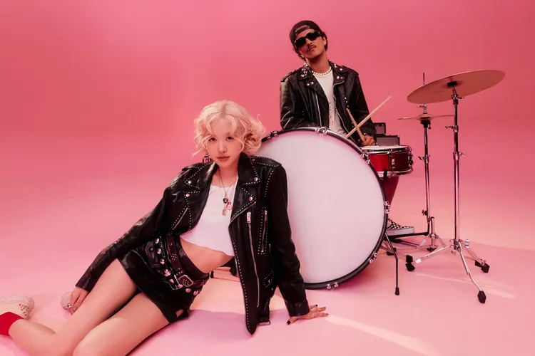 ROSÉ（左）與火星人布魯諾合唱《APT.》角逐3獎，也是首位挑戰葛萊美的K-POP女歌手。華納音樂提供