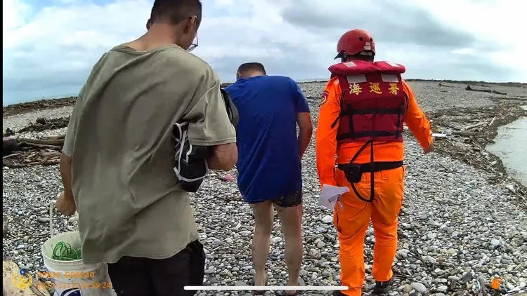 台风还没走2名男子进入花莲溪出海口捕鱼遭开罚。第12岸巡队提供