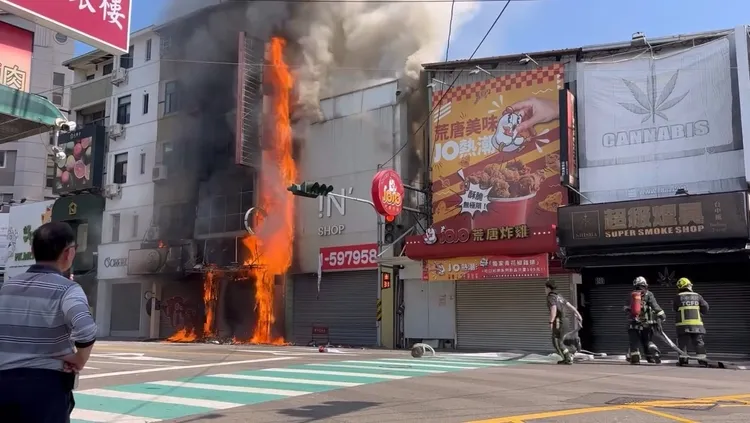 逢甲商圈店面起火，火势向上窜烧并波及两侧店面，1名男子一度受困，所幸获救没有大碍。翻摄Threads/whw_9527