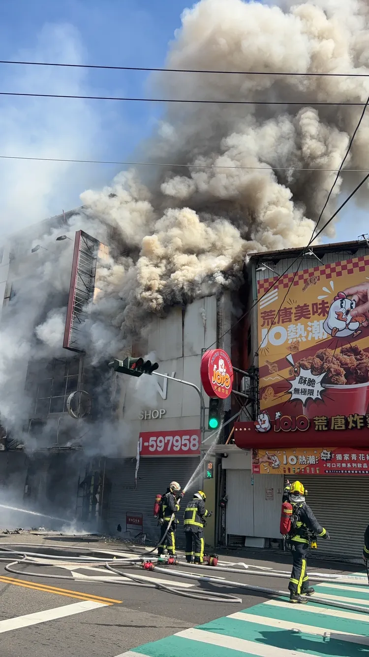 消防人員控制火勢後，大量濃煙仍不斷竄出。民眾提供