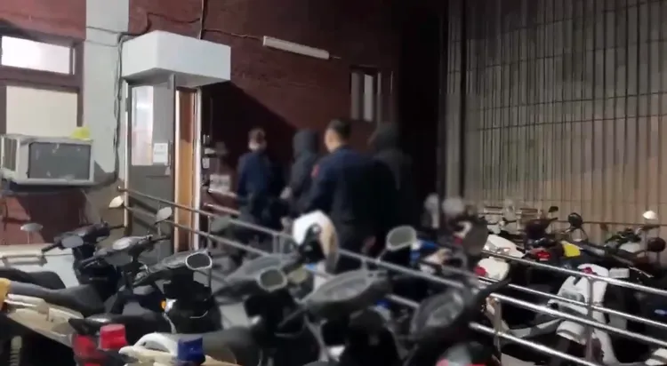 江女與幫他拍照的陳男昨天到案說明，全身包緊緊看不出曼妙身段。翻攝照片