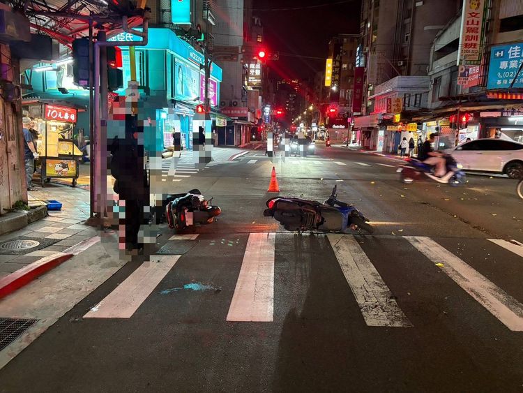 北醫前機車互撞倒地「10多名路人包圍幫忙」　目擊網友被「動森島民」感動到了