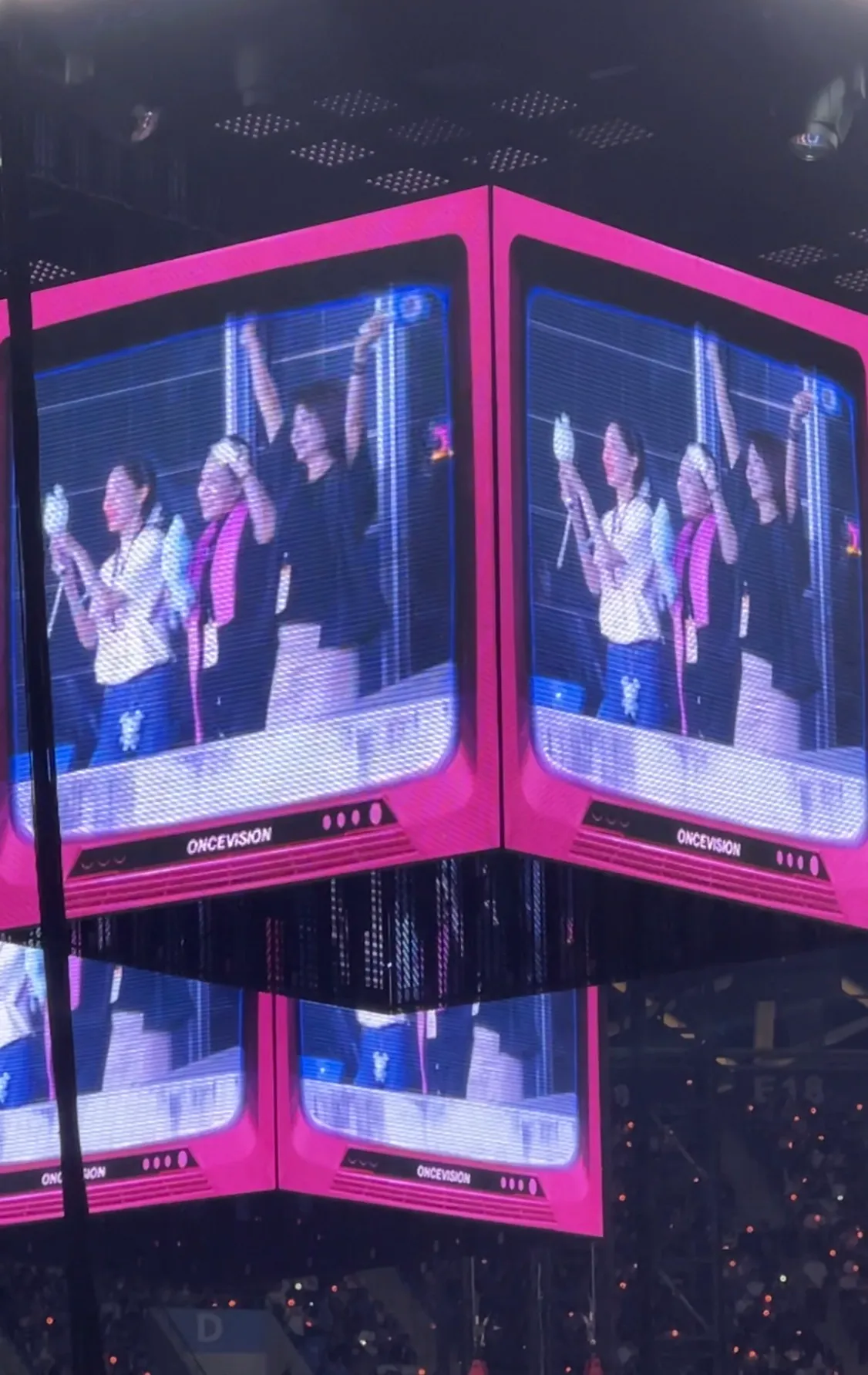 子瑜和娜琏的妈妈（右起）被cue跳舞，大方手舞足蹈。读者提供