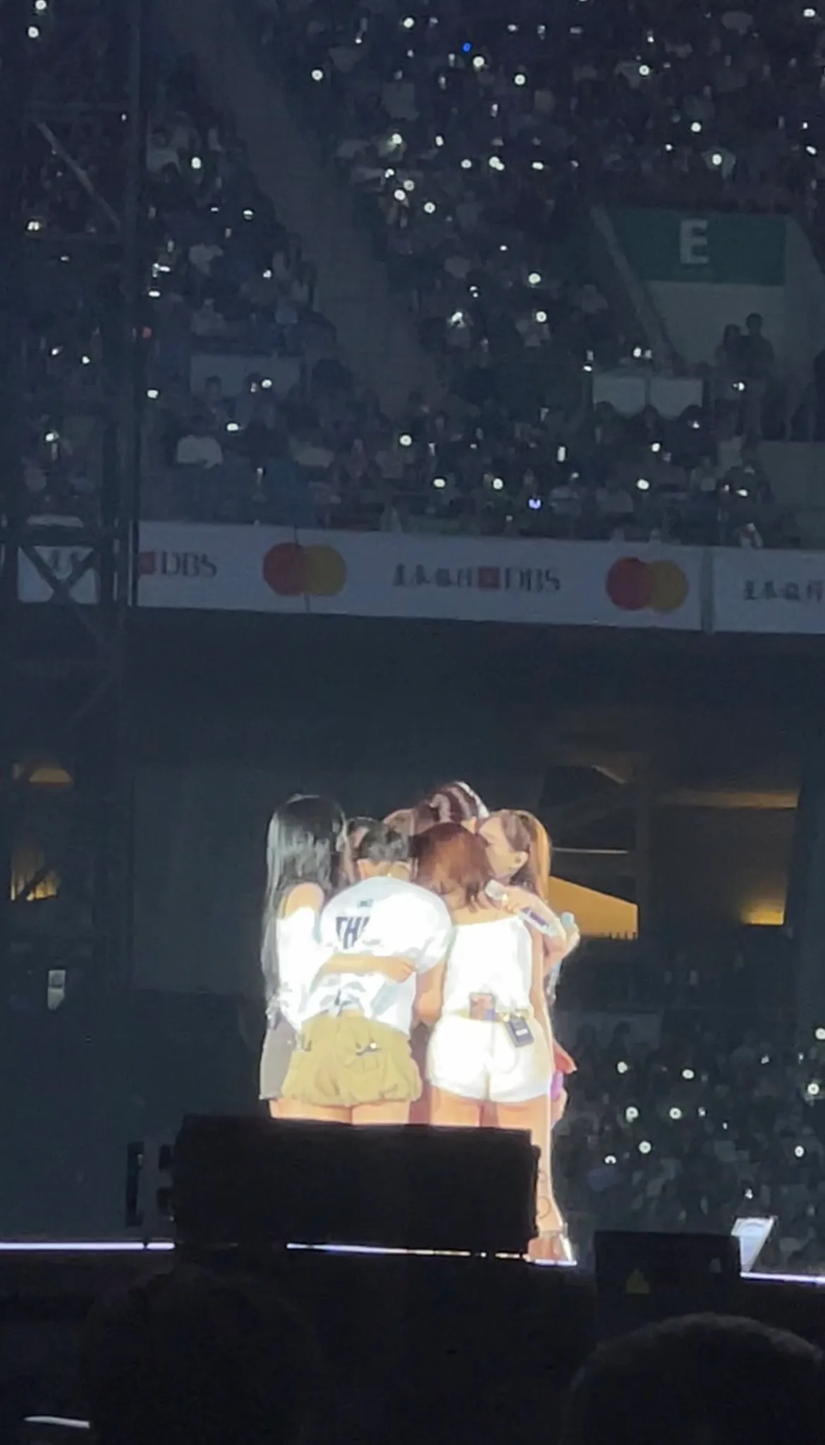 子瑜原本强忍泪水，TWICE上前拥抱后让她眼眶泛泪。读者提供