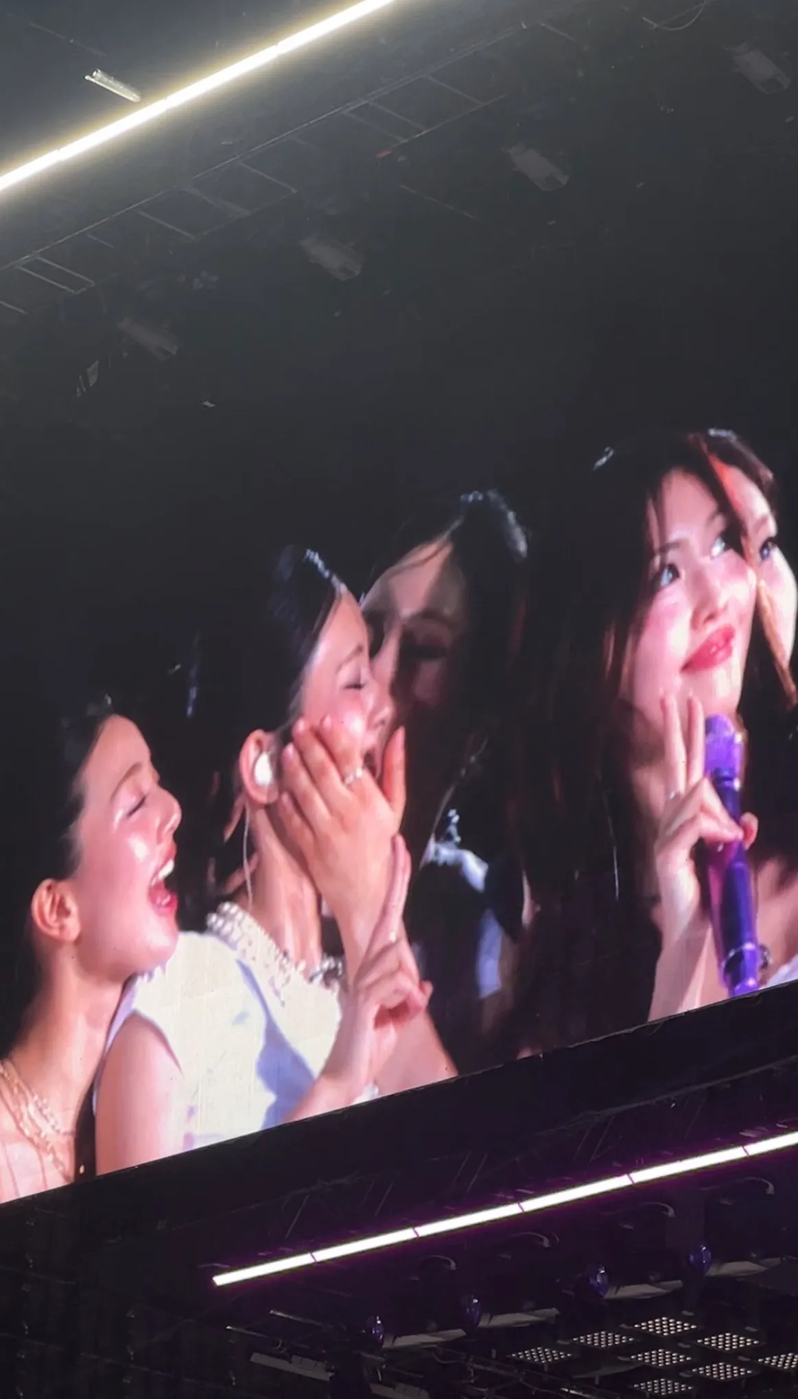 定延霸气把子瑜的脸扳过来亲。读者提供