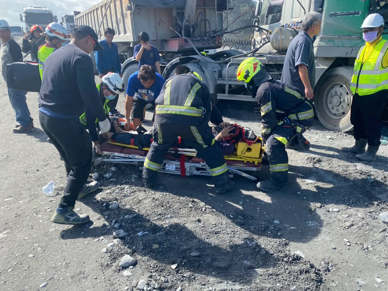 卡車司機怒說因地面不整導致時常有事故發生，警消救出受困司機送醫。民眾提供