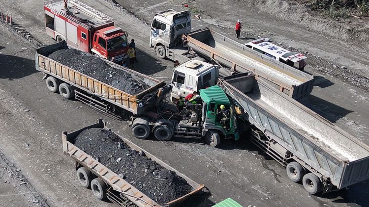 馬太鞍溪疏濬工程傳意外　道路坑洞濕滑砂石車對撞司機卡車內