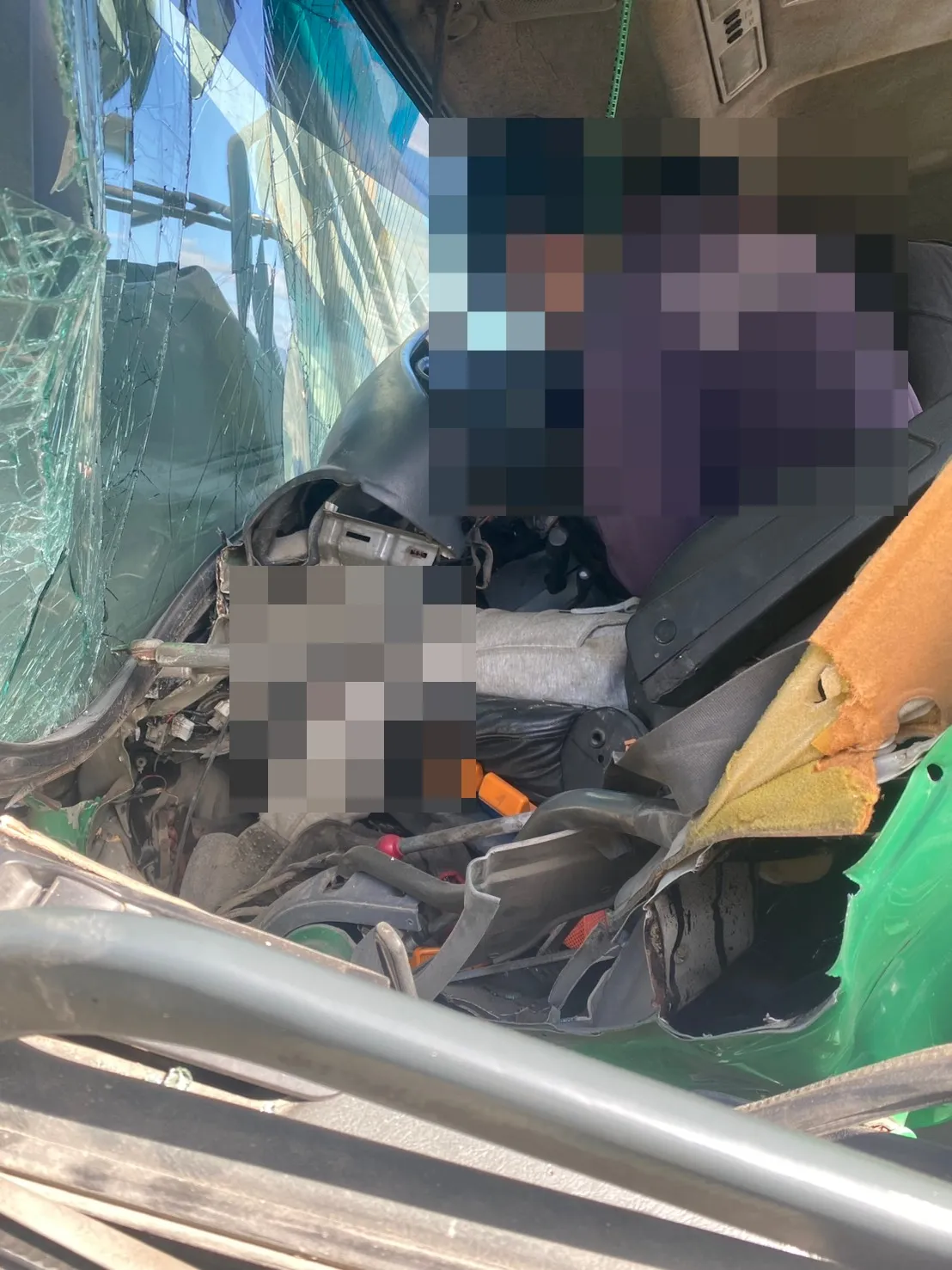 擦撞事故造成1名司機受困卡在車內。民眾提供