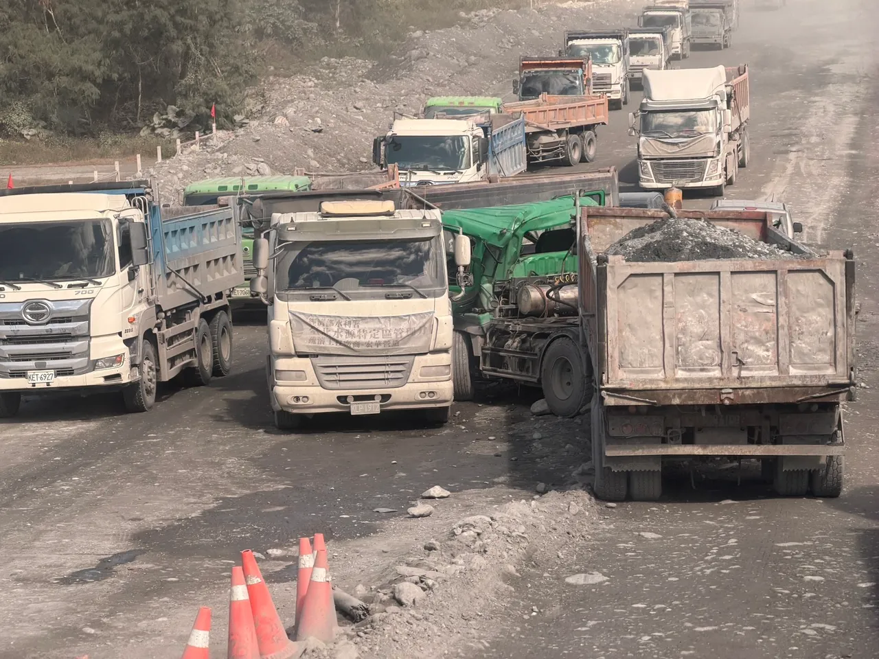 卡車司機怒說因地面不整導致時常有事故發生。民眾提供