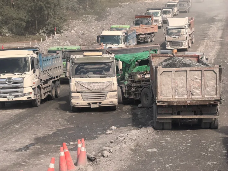卡車司機怒說因地面不整導致時常有事故發生。民眾提供