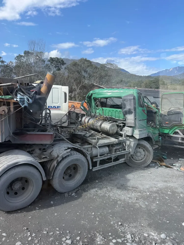 卡車司機怒說因地面不整導致時常有事故發生。民眾提供