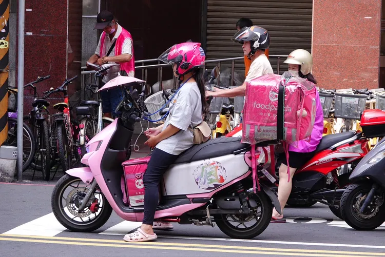 因未幫外送員保強制險，台南市政府連續對Foodpanda開罰30萬元，提出行政訴訟後均被撤銷。資料照、莊宗達攝