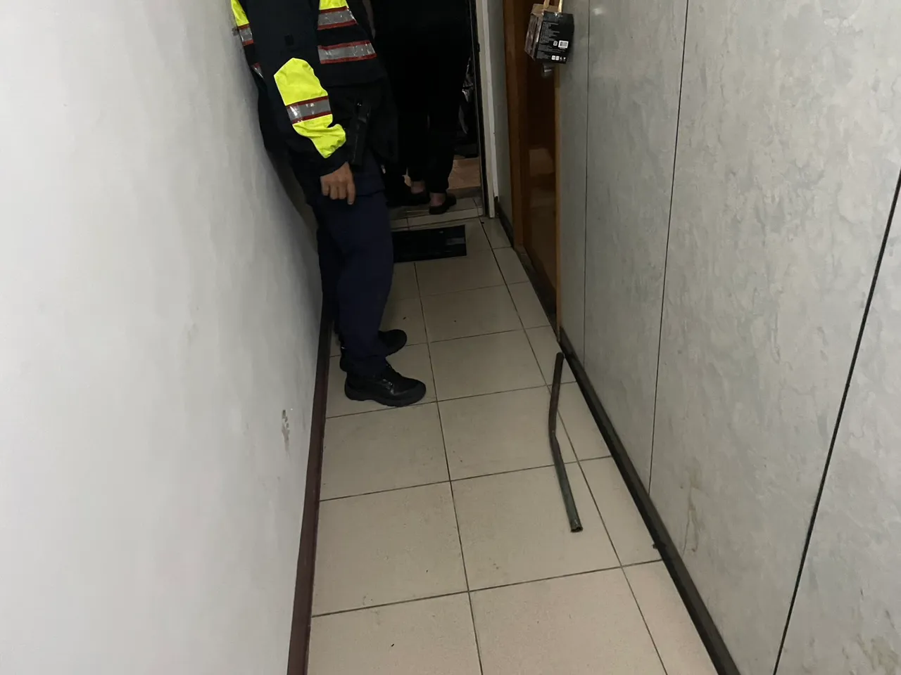 淡水学府内一间出租套房内暗藏毒品分装场。翻摄画面