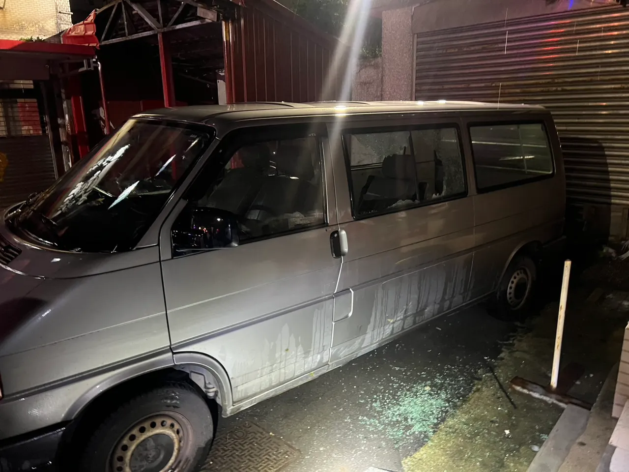 楼下一辆货车车窗遭人打破，警察到场察觉有暴力迹象，直觉男女纠纷案情不单纯。翻摄画面