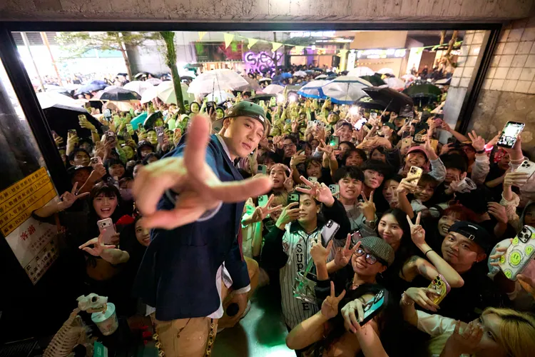 周湯豪與歌迷開心合照。環球音樂提供