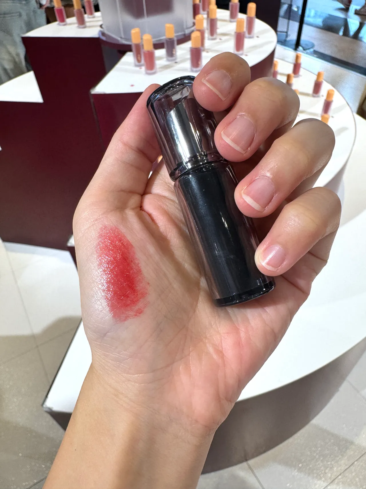 Devil Lip黑色唇膏。品牌提供