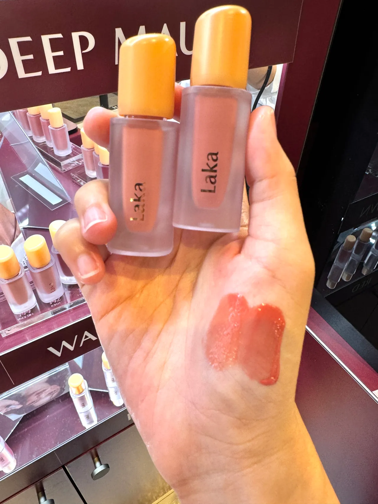 Laka果然持久水光唇釉台湾限定色#131微糖奶茶、#136玫瑰。张家玲摄