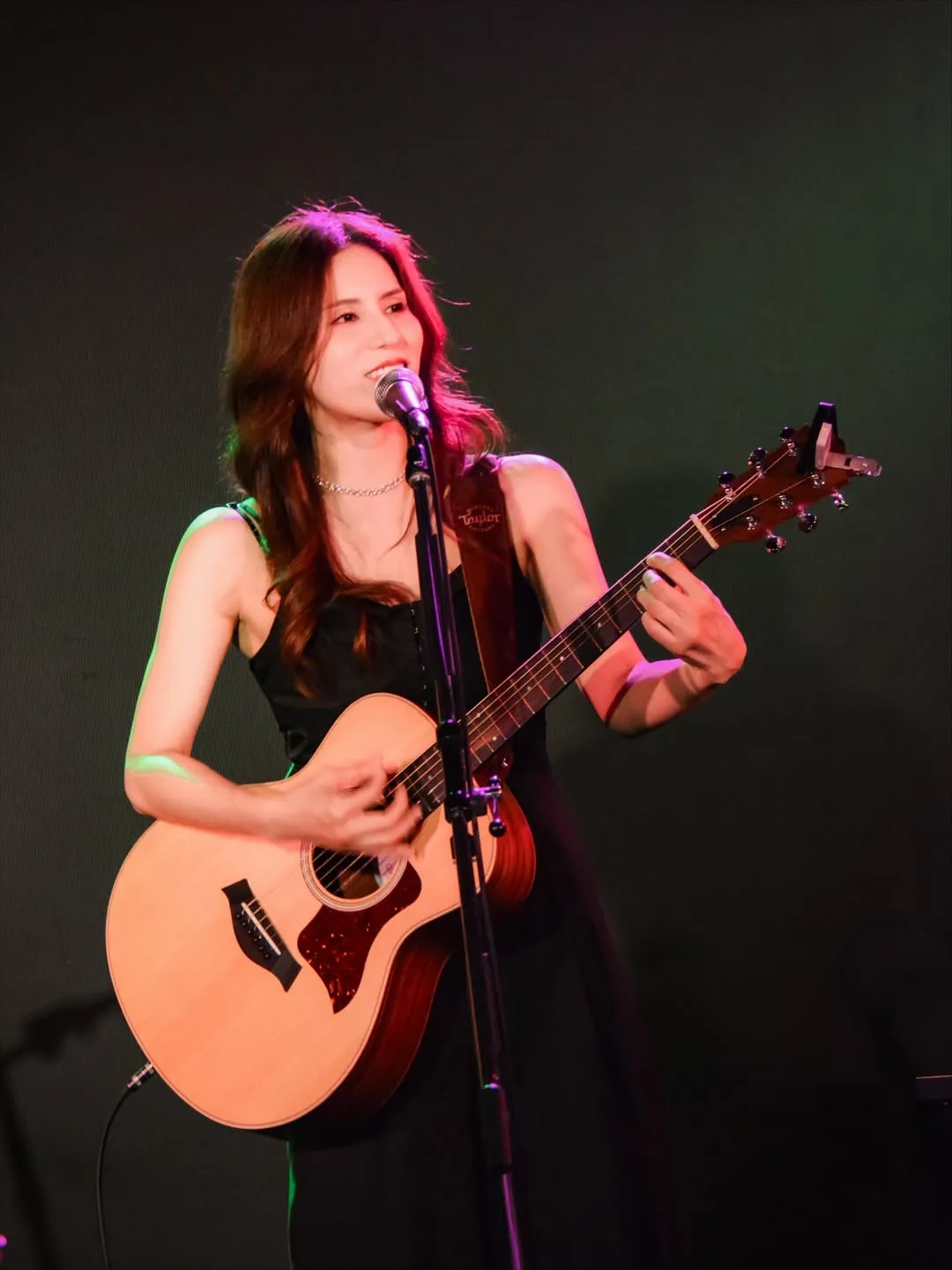 宫﨑薰是飞鸟凉的女儿，歌唱实力备受肯定。翻摄KAORU MIYAZAKI  IG