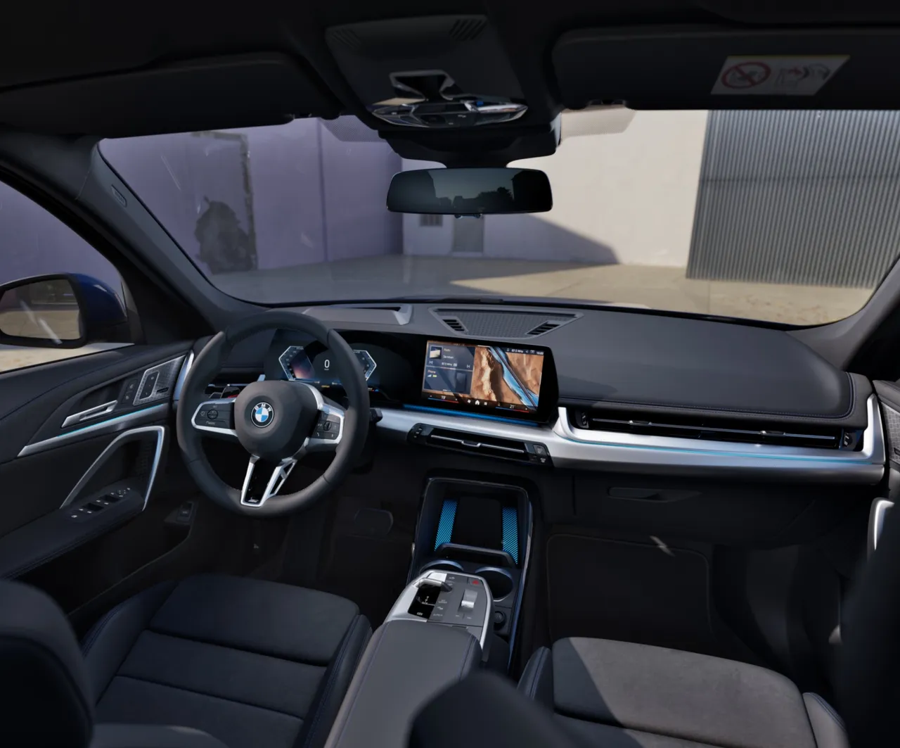 座艙內導入全新M多功能真皮方向盤（含換檔撥片），同時配備多項領先同級的頂尖科技，包括未來感十足的懸浮式曲面螢幕、智慧語音助理2.0與BMW Operating System 9使用者互動介面，全面升級數位互聯駕馭。原廠照片
