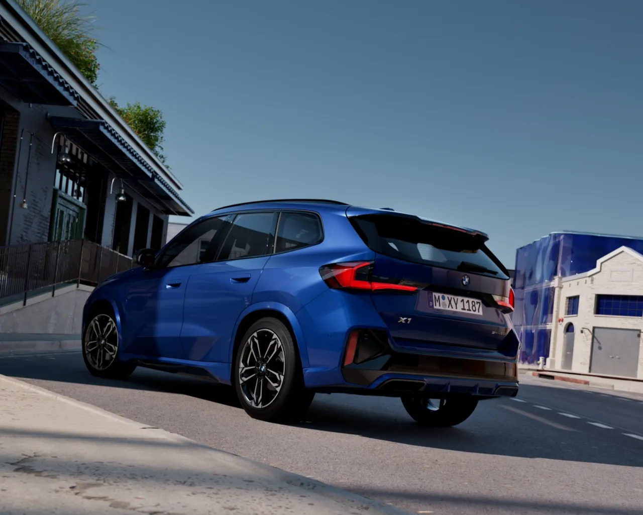 全新年式BMW X1 M Sport車尾則延續X家族厚實有力的設計語彙，L型3D立體尾燈結合運動化擾流尾翼與性能化的下擾流造型，細膩堆疊出豪華質感與動感姿態並存的視覺層次。原廠照片