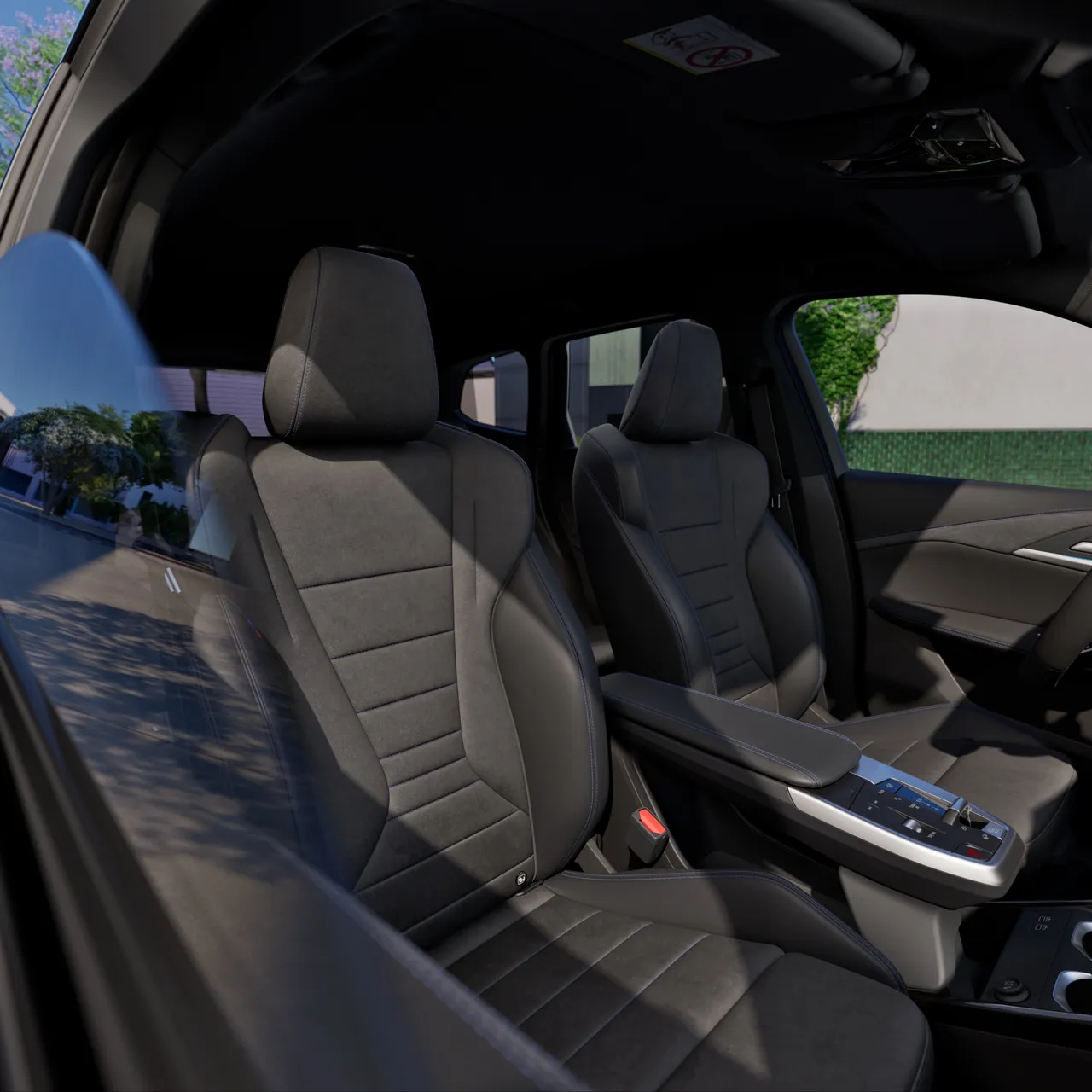 車內配備M駕駛座踏板組、雙前座跑車座椅、M淺色鋁質菱格紋飾板與黑色車內頂篷，在細節之間體現BMW對運動氛圍與豪華質感的極致詮釋。原廠照片