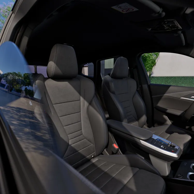 車內配備M駕駛座踏板組、雙前座跑車座椅、M淺色鋁質菱格紋飾板與黑色車內頂篷，在細節之間體現BMW對運動氛圍與豪華質感的極致詮釋。原廠照片