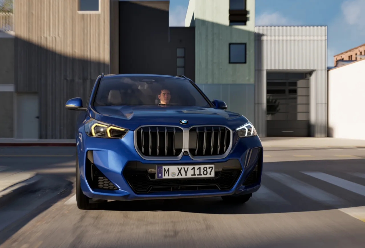 全新年式BMW X1 M Sport全車系標配M Sport套件，外觀升級包括 M空力套件、M專屬輪圈、黑色高光澤窗框與車頂架，展現更強烈的動感氣勢。原廠照片