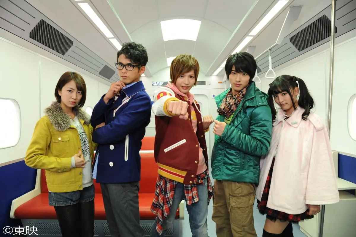 《烈车战队特急者》捧红志尊淳(中)、横滨流星(右二)。翻摄东映