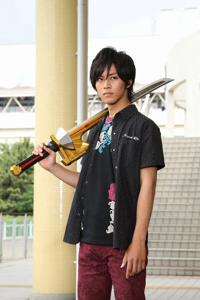 松坂桃李主演《侍战队真剑者》出道。翻摄东映