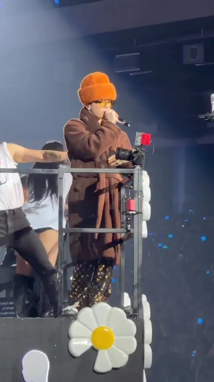 GD穿著浴袍，坐小雛菊花車遶場。讀者提供