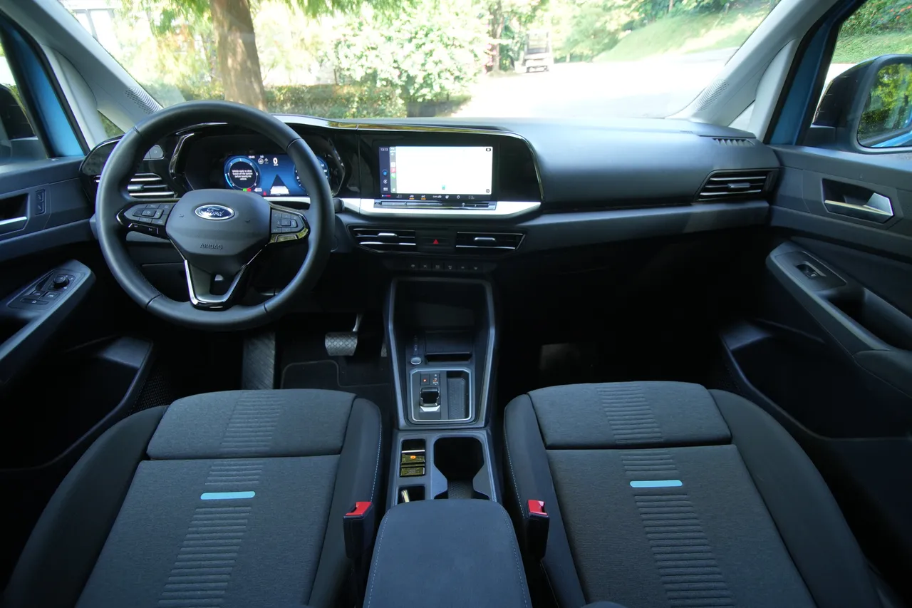 Ford Tourneo Connect Active的駕駛艙以功能導向為主，10吋中控觸控螢幕與全數位儀錶結合直覺介面操作，搭配多層次飾板讓實用與質感在同一座艙內自然共存。黃天佑攝