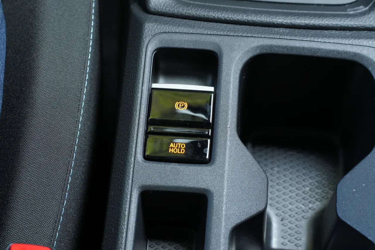 Ford Tourneo Connect Active配備電子手煞車與Auto Hold功能，在紅綠燈或斜坡停車時能穩定控制車輛，減少持續踩踏煞車的疲憊感。黃天佑攝