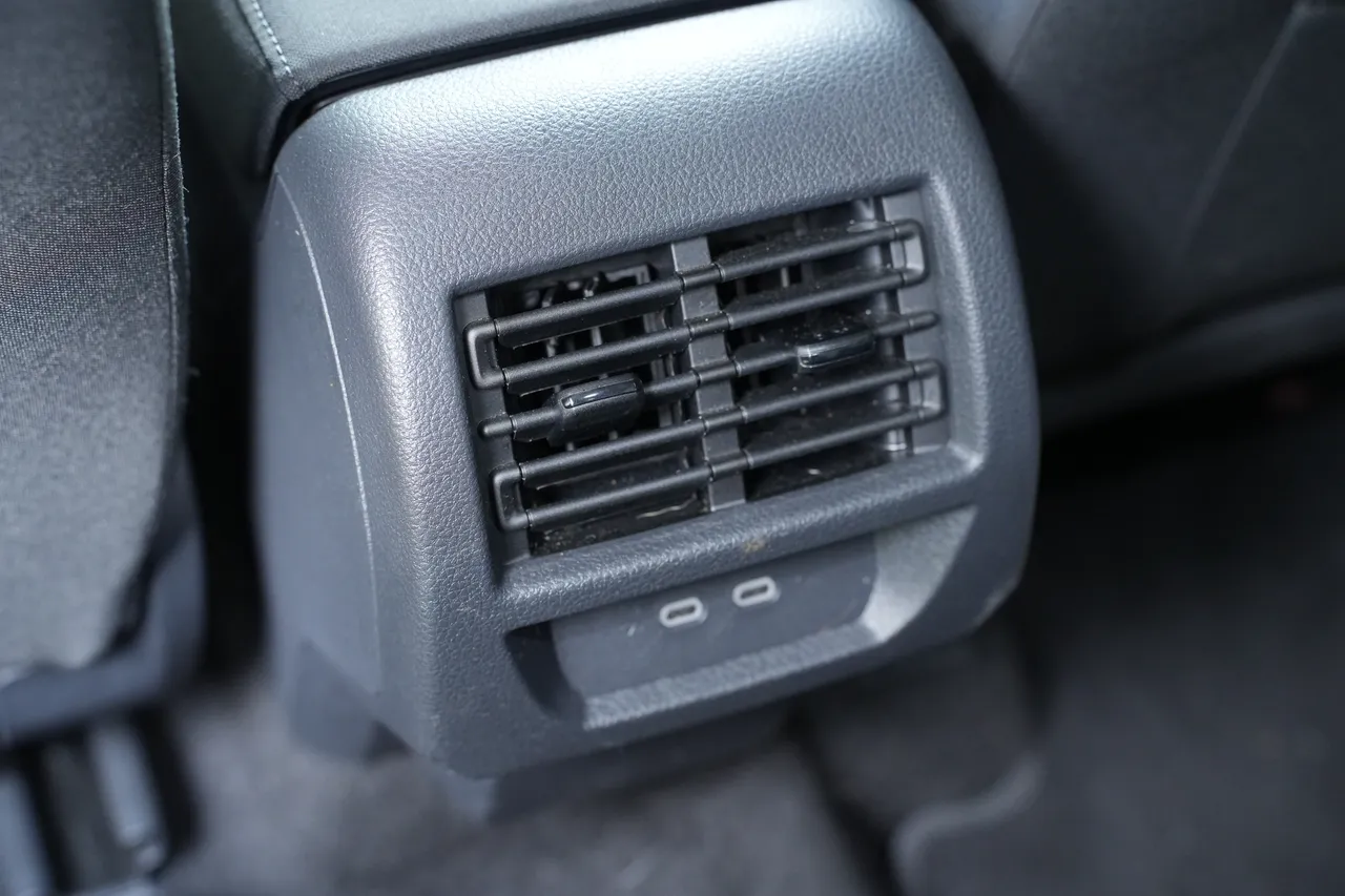 第二排座椅後方配備出風口與雙USB-C充電埠。黃天佑攝