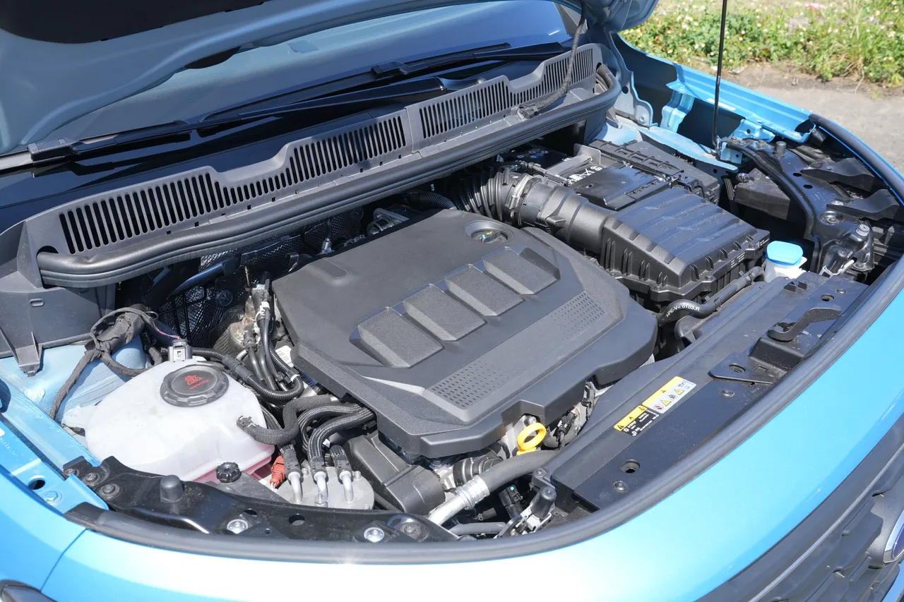 2.0升四缸柴油渦輪增壓引擎最大輸出122匹馬力、32.6公斤米扭力，平均油耗可達18.5km/L，燃油效益相當出色。黃天佑攝