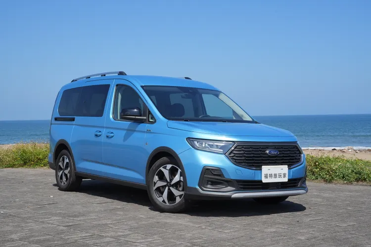 Ford Tourneo Connect Active採用專屬越野風格套件，車頭以粗壯的黑色水箱護罩與霧銀下護板強化視覺張力，搭配銳利頭燈與立體引擎蓋線條，展現兼具休旅氣勢與都會感的多功能姿態。黃天佑攝