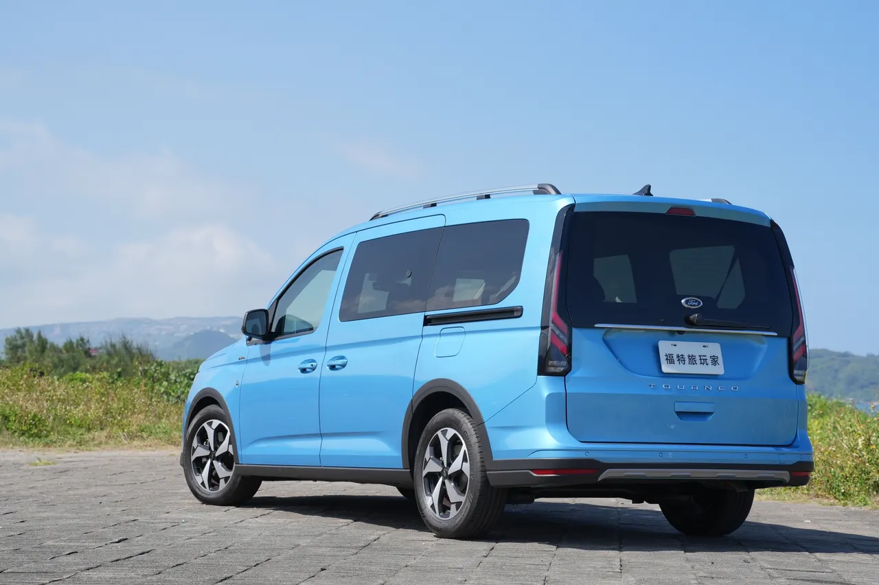 Ford Tourneo Connect Active車尾以垂直尾門結合俐落線條設計，方正造型帶來優異的行李廂開口與收納便利性，專屬下護板與黑色保桿細節則為整體外型注入更多越野個性。黃天佑攝