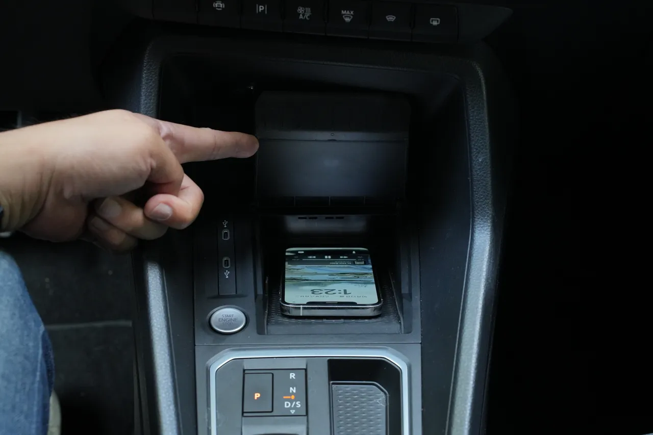 中控台下方設置無線充電面板，支援手機快速充電，搭配便利置物空間，讓前排乘客在行車途中保持裝置電力充足，同時保持座艙整潔。黃天佑攝