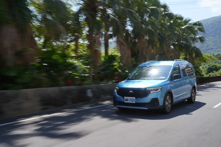 底盤採MQB平台打造，懸吊設定偏向舒適但仍兼具穩定性，過彎與不平路面都能保持沈穩與細膩，展現商旅車罕見的靈活操控與舒適乘坐感。黃天佑攝